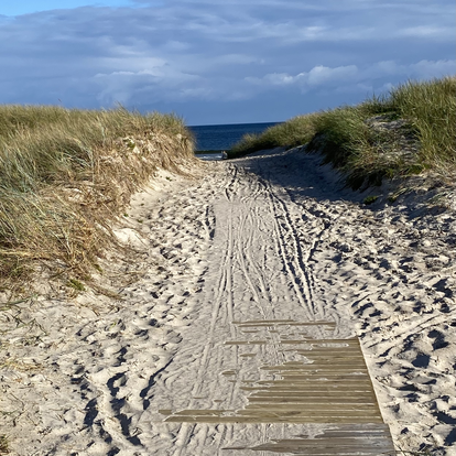 Efter mnga och lnga mil under tio dagar ntligen mtas av sanden havet och horisonten i Bdabukten Helt enkelt underbart P Sonjas camping i juli 2021